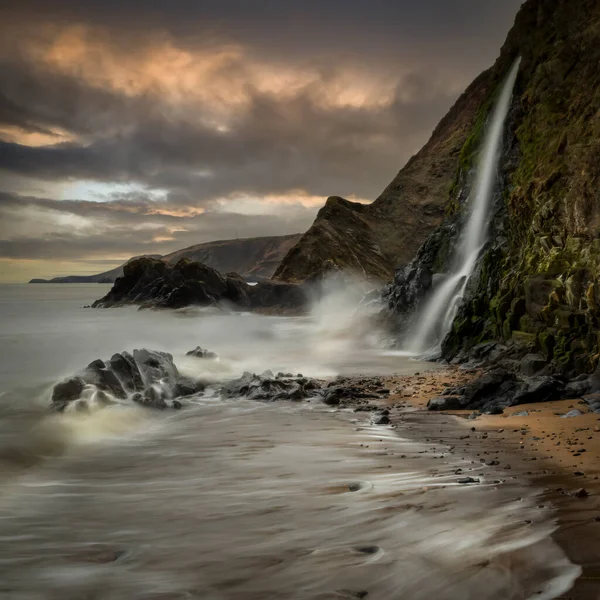 Hosszú Expozíció Tenger Vízesés Tresaith Strand Nyugat Wales — Stock Fotó