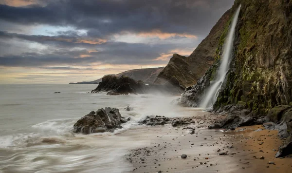Uma Longa Exposição Mar Cachoeira Praia Tresaith Oeste País Gales — Fotografia de Stock