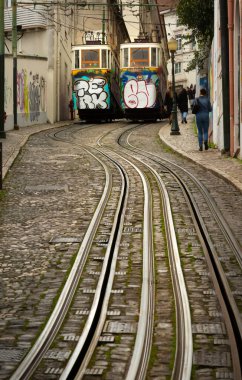 Lizbon, Portekiz - 21 Mart 2022: The Gloria Funicular, namı diğer Elevador da Gloria, Lizbon 'un en popüler ve yoğun funicularındandır.