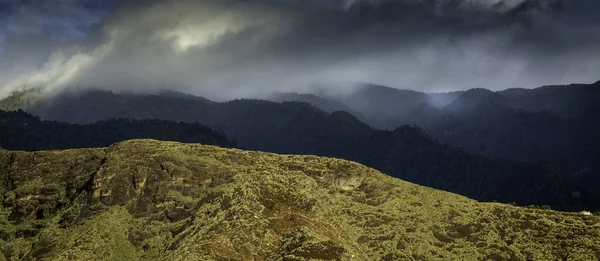 카나리아 제도에 스페인의 라팔마 의산들 비구름이 — 스톡 사진