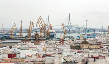 Editör Cadiz, İspanya - 22 Mart 2022: İspanya Cadiz 'deki vinç, gemi ve La Pepa asma köprüsü