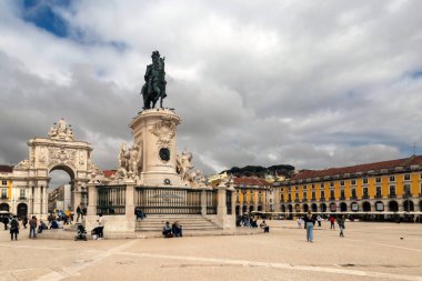 Lizbon, Portekiz - 21 Mart 2022: Ticaret Meydanındaki Turistler ve Lizbon, Portekiz 'deki Rua Augusta Kemeri