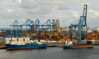 Editör Las Palmas, Gran Canaria - 25 Mart 2022: Las Palmas, Gran Canaria, İspanya, Avrupa 'daki liman kentinde nakliye konteynırları