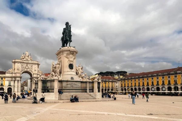 Lizbon, Portekiz - 21 Mart 2022: Ticaret Meydanındaki Turistler ve Lizbon, Portekiz 'deki Rua Augusta Kemeri