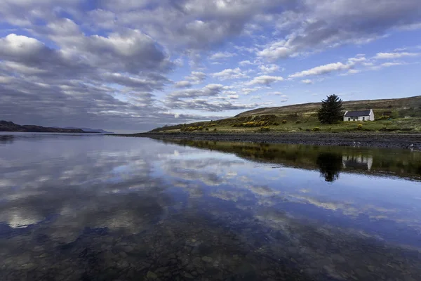 Editorial Scotland April 2022 Dawn River Brittle Flows Loch Brittle — стоковое фото