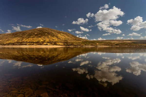 Beautiful Calm Reflection Scottish Highlands Loch — Foto de Stock