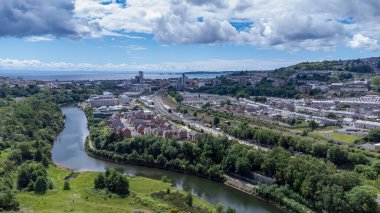 Swansea, İngiltere - 24 Mayıs 2022: Yeni gelişmeleri, Tawe Nehri ve demiryolu hatlarını gösteren Swansea City 'nin havadan görüntüsü