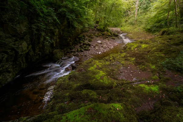 小さな滝と川の上の滑らかな岩ポンネドフェ近くのアフォン ピルディン 南ウェールズ 滝カウンターとして知られています — ストック写真