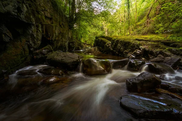 Kleine Watervallen Gladde Rotsen Rivier Afon Pyrddin Bij Pontneddfechan Zuid — Stockfoto