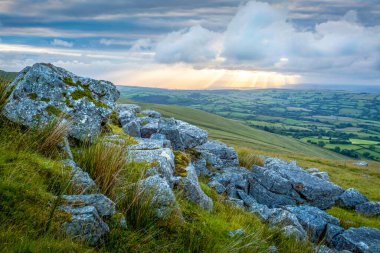 Güney Galler 'deki Kara Dağ' da dramatik gökyüzü ve kireçtaşı kayaları.