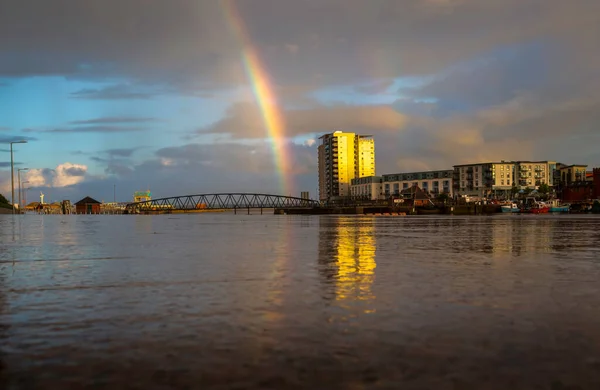 Editorial Swansea July 2022 Rainbow Apartment Block Reflecting Moy Pavement — стокове фото