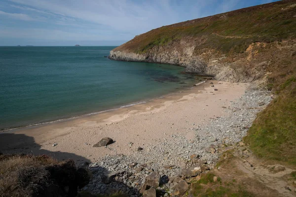 Small Sandy Cove Surrounded Cliffs West Wales Just North Whitesands — стоковое фото