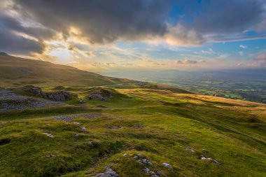 Güney Galler 'deki Kara Dağ' daki ana otoparkın üzerinde gün batımı.