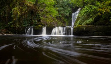 Sgwd Einion Gam tam akış halinde, ulaşılması zor bir şelale, daha erişilebilir olan Sgwd Gwladus Glynunder, Güney Galler, İngiltere 'den düşüyor.