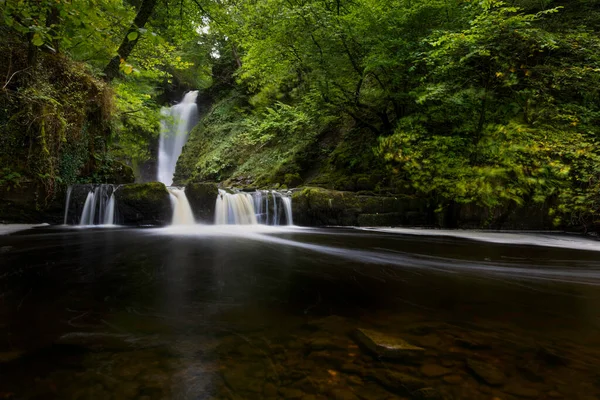 Sgwd Einion Gamは よりアクセスしやすいSgwd Gwladusから上流にある困難でめったに撮影されない滝で イギリスの南ウェールズ州グライノインにあります — ストック写真