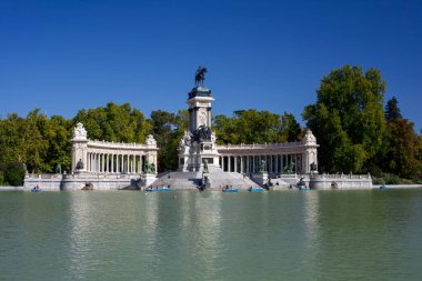 Editör Madrid, İspanya - 20 Eylül 2022: Madrid, İspanya 'daki Retiro Park' taki tekne gölü