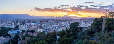Malaga, İspanya - 26 Eylül 2022: Güney İspanya, Avrupa 'da Malaga City' nin günbatımında Panorama