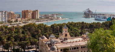 Malaga, İspanya - 25 Eylül 2022: İspanya 'nın Malaga kentindeki liman 