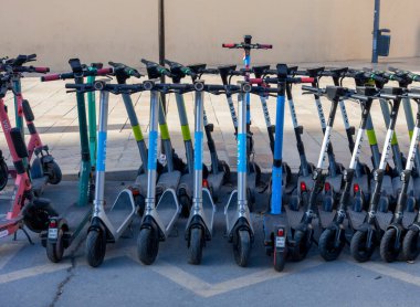 Malaga, İspanya - 26 Eylül 2022: Malaga, İspanya 'da çeşitli tartışmalı ulaşım elektrikli scooterları kiralık