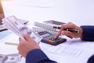 İş, Finans, Tasarruf, Bankacılık ve İnsan Kavramları - Erkek İşadamı Banka Dolarlarını Elde Tutuyor.