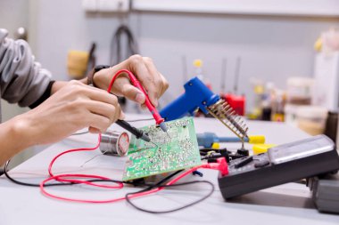 Ellerinizi kapatın. Ellerinizi tutun. Alet tamiratı elektronik üretim hizmetleri, elektronik cihazların onarımı, teneke lehimleme parçaları..