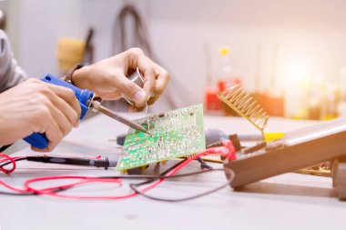 Ellerinizi kapatın. Ellerinizi tutun. Alet tamiratı elektronik üretim hizmetleri, elektronik cihazların onarımı, teneke lehimleme parçaları..