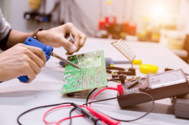 Ellerinizi kapatın. Ellerinizi tutun. Alet tamiratı elektronik üretim hizmetleri, elektronik cihazların onarımı, teneke lehimleme parçaları..