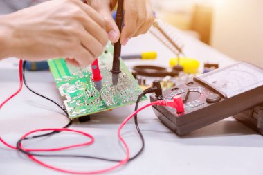 Ellerinizi kapatın. Ellerinizi tutun. Alet tamiratı elektronik üretim hizmetleri, elektronik cihazların onarımı, teneke lehimleme parçaları..