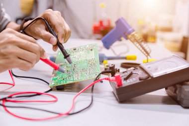 Ellerinizi kapatın. Ellerinizi tutun. Alet tamiratı elektronik üretim hizmetleri, elektronik cihazların onarımı, teneke lehimleme parçaları..