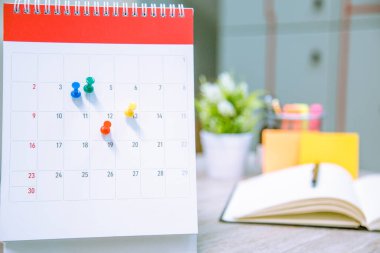 Takvim Olay Planlayıcısı meşgul. Takvim, zaman çizelgesi düzenleme saati, iş toplantısı veya seyahat planlama konsepti.