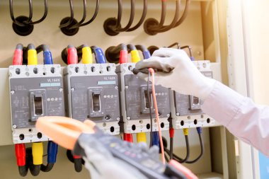 Teknisyen voltaj ya da akımı kontrol panelinde voltmetre ile ölçüyor. Kontrol listesi sistemi hazır..