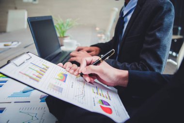 İş ortakları tasarım konsepti yöneticisi iş adamı finans müfettişi ve sekreter raporları hazırlıyor, dengeyi hesaplıyor. Milli Gelir İdaresi evrakları kontrol ediyor. Denetim kavramı.