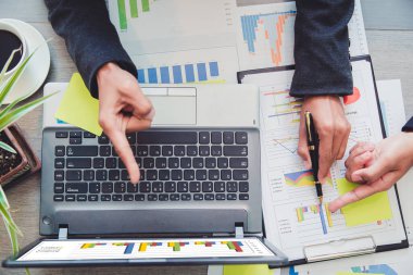 Piyasadaki durumu görüşmek üzere toplanan iş adamları başarılı takım lideri girişimciliği .