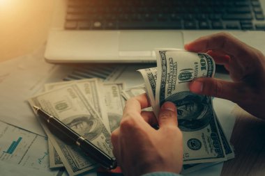 Erkek eli, dolar sayma, filtrelenmiş görüntü, mali danışman çalışan iş adamı ve para banknotları sayma.