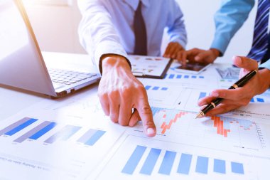 İş adamları konferans toplantılarında şirket kavramını tartışıyor