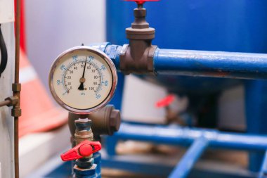 basınç göstergesi psi ölçer boru ve yangın acil durum sistemi kapakçıkları.