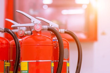 Güçlü bir endüstriyel yangın söndürme sisteminin kırmızı yangın söndürme tüpü..