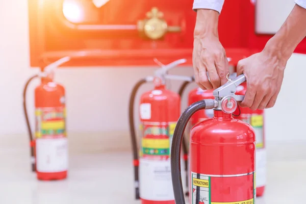 Mano Tirando Spilla Sicurezza Estintore Rosso — Foto Stock