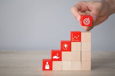 Elle düzenleme ahşap blok ikon ok ve iş ile istifleme, iş konsepti hedefleme.