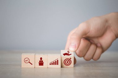 Elle düzenleme ahşap blok ikon ok ve iş ile istifleme, iş konsepti hedefleme.