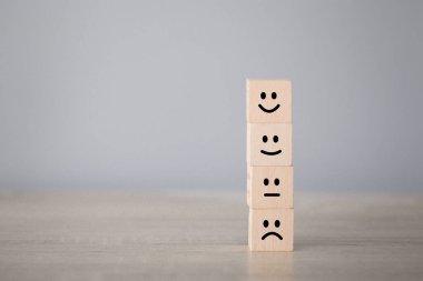 Müşteri, tahta küpte gülen surat ifadesi, hizmet derecesi, tatmin konsepti.