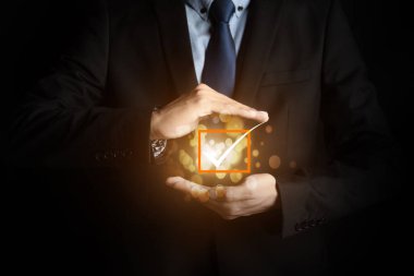 Müşteri hizmetleri ve memnuniyet konsepti, iş adamı sanal ekranda gülen yüz ifadesine basıyor. Mutlu gülen yüz ikonuna hizmet etmek için. reyting çok etkileyici..