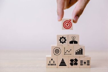 İş adamlarının ellerini yakınlaştırın, tahta blokları basamaklara dizin, iş büyümesi kavramı başarısı