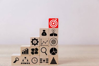 Tahta blokların basamaklara yığılması, iş büyümesi kavramı başarısı