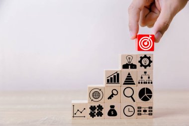 İş adamlarının ellerini yakınlaştırın, tahta blokları basamaklara dizin, iş büyümesi kavramı başarısı