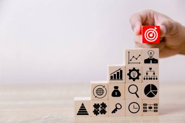 İş adamlarının ellerini yakınlaştırın, tahta blokları basamaklara dizin, iş büyümesi kavramı başarısı