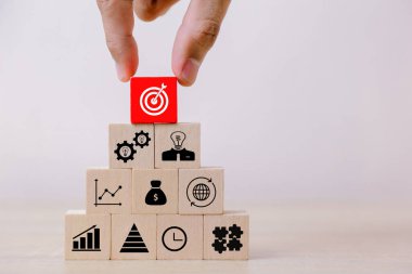 İş adamlarının ellerini yakınlaştırın, tahta blokları basamaklara dizin, iş büyümesi kavramı başarısı