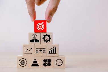 İş adamlarının ellerini yakınlaştırın, tahta blokları basamaklara dizin, iş büyümesi kavramı başarısı