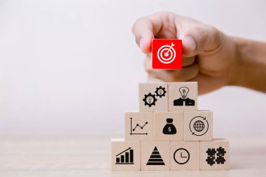 İş adamlarının ellerini yakınlaştırın, tahta blokları basamaklara dizin, iş büyümesi kavramı başarısı