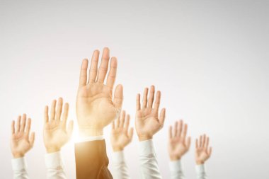 İş adamları örgütün kutlamasını kazanmak için ellerini kaldırdılar. İş dünyası başarıya, güneş ışığının etkisine yönelikti..